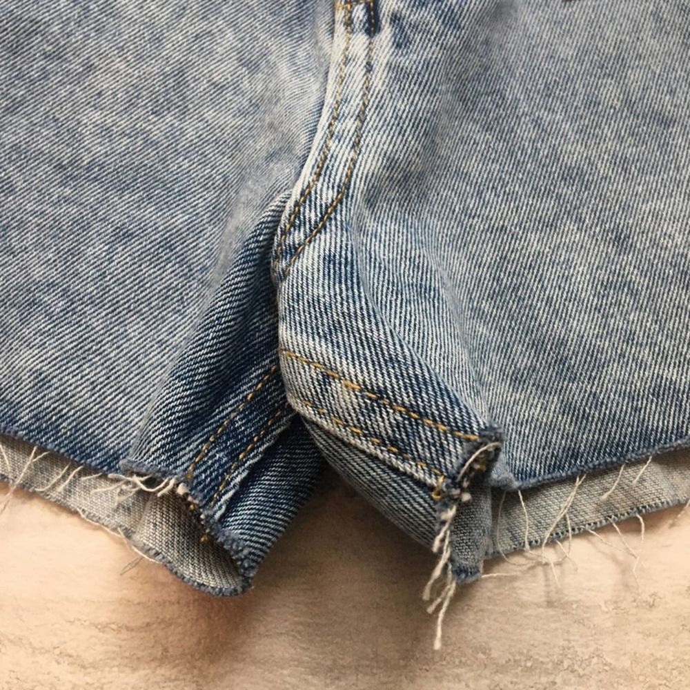 Chelsea Ultra High-Rise Acid Wash Raw Hem Jean Shorts 7 Junior's Charlotte Russe - Picture 3 of 12